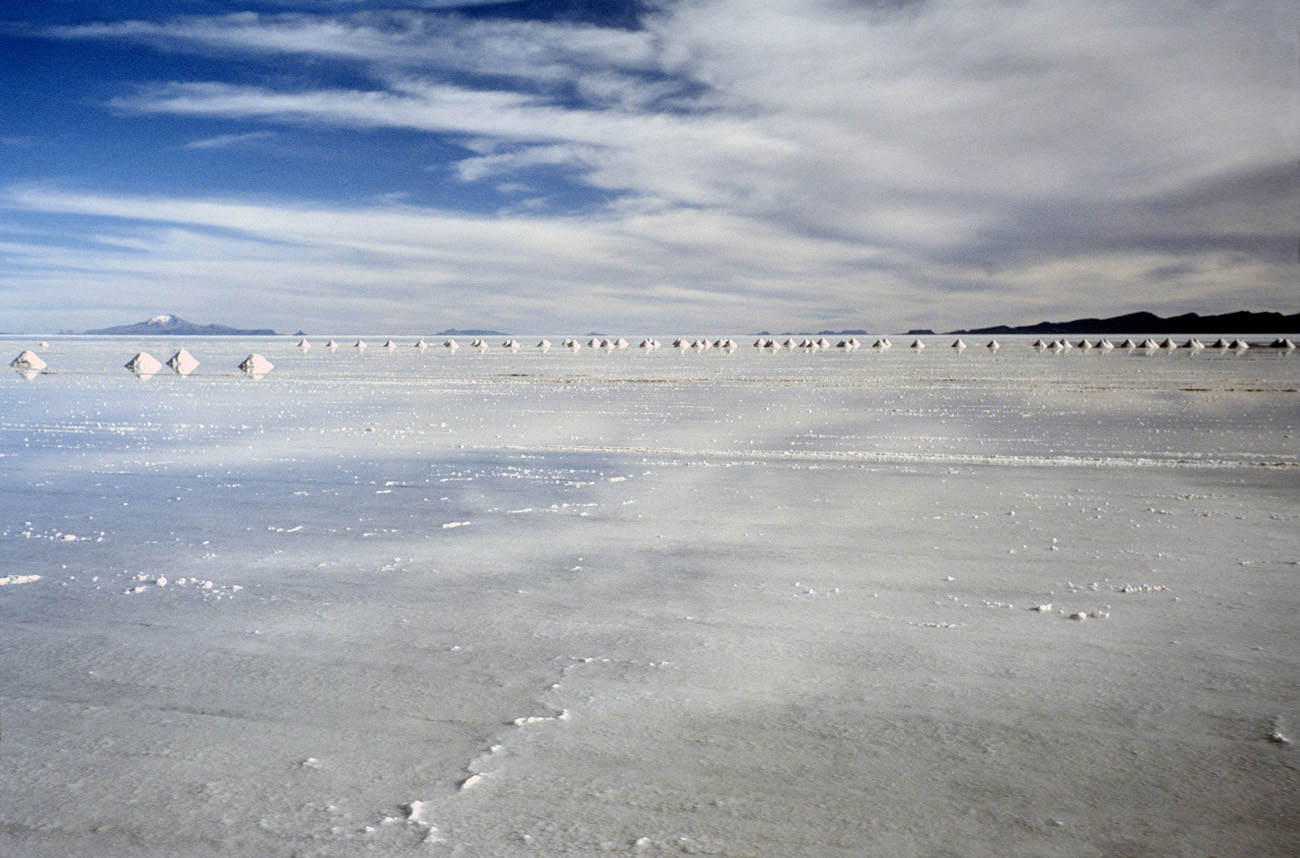 chi_4_22 salar.jpg - Uyuni salar d'Uyuni le matin sur le salar d'Uyuni inondé, et les tas de sel